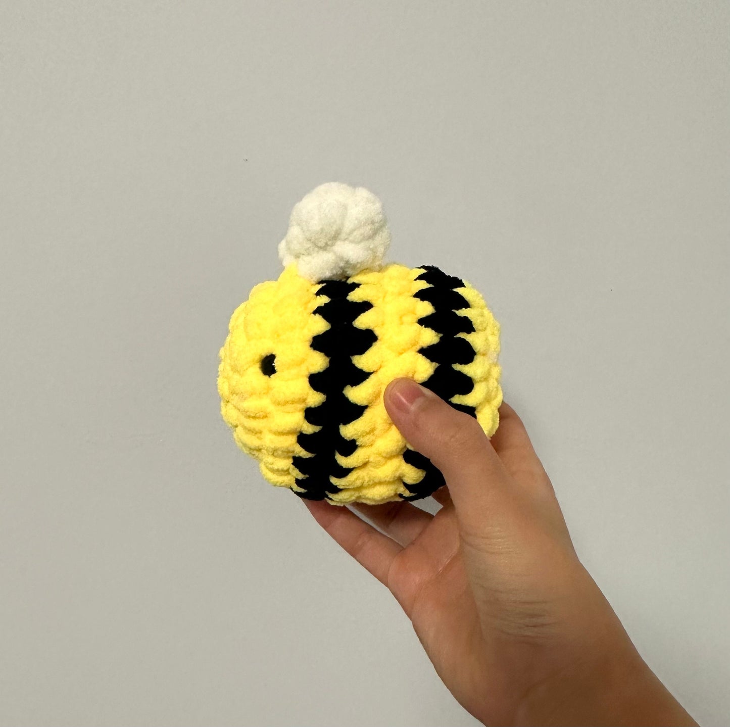 Amigurumi bee with chenille yarn