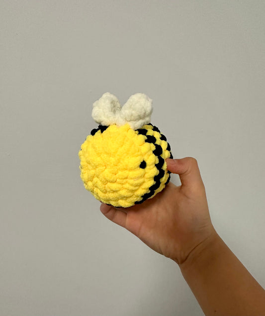Amigurumi bee with chenille yarn