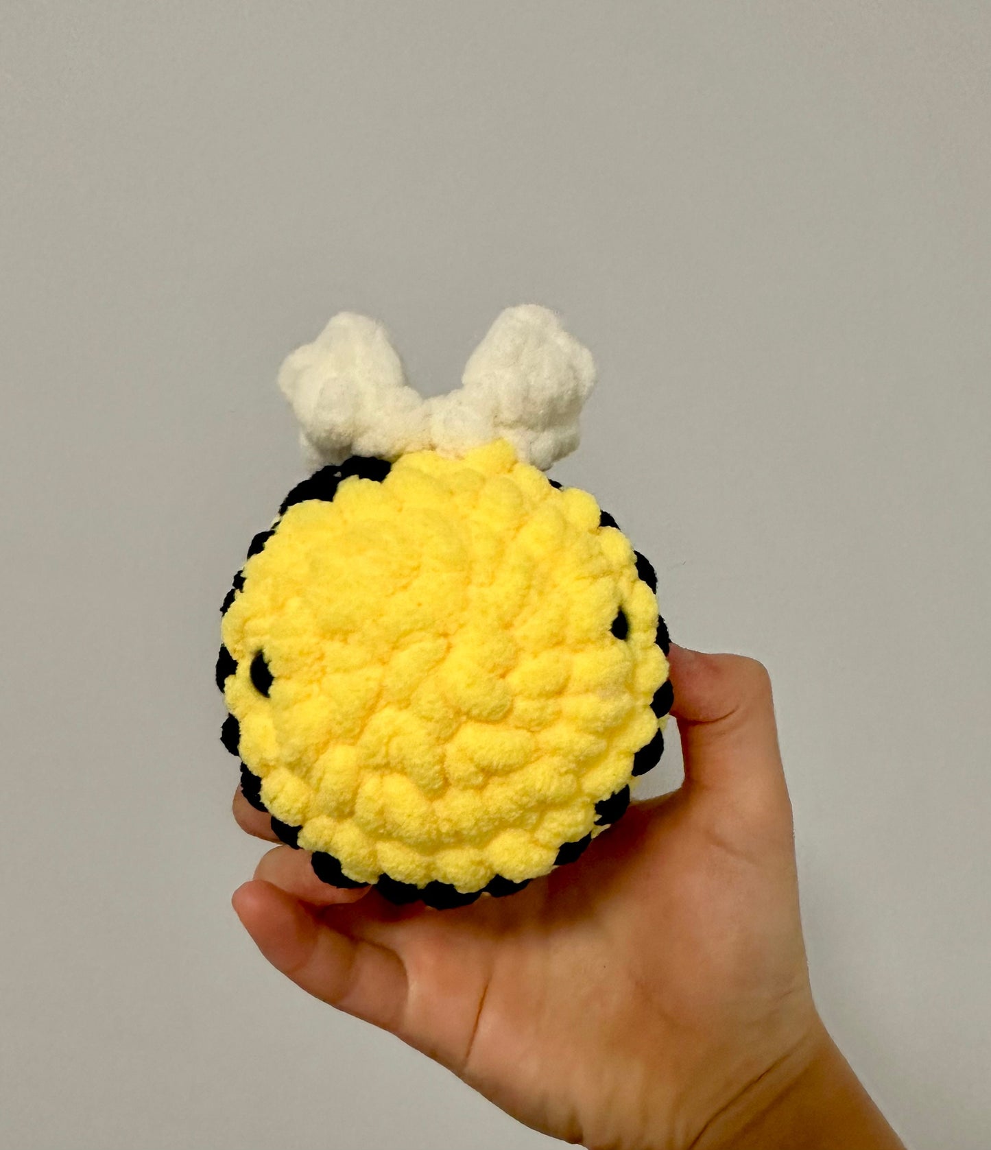 Amigurumi bee with chenille yarn
