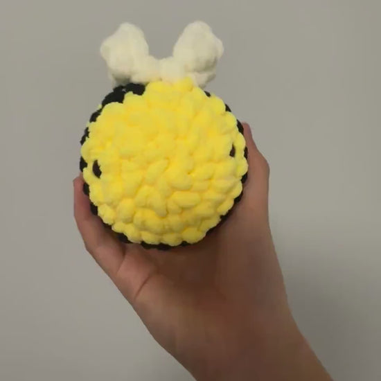 Amigurumi bee with chenille yarn