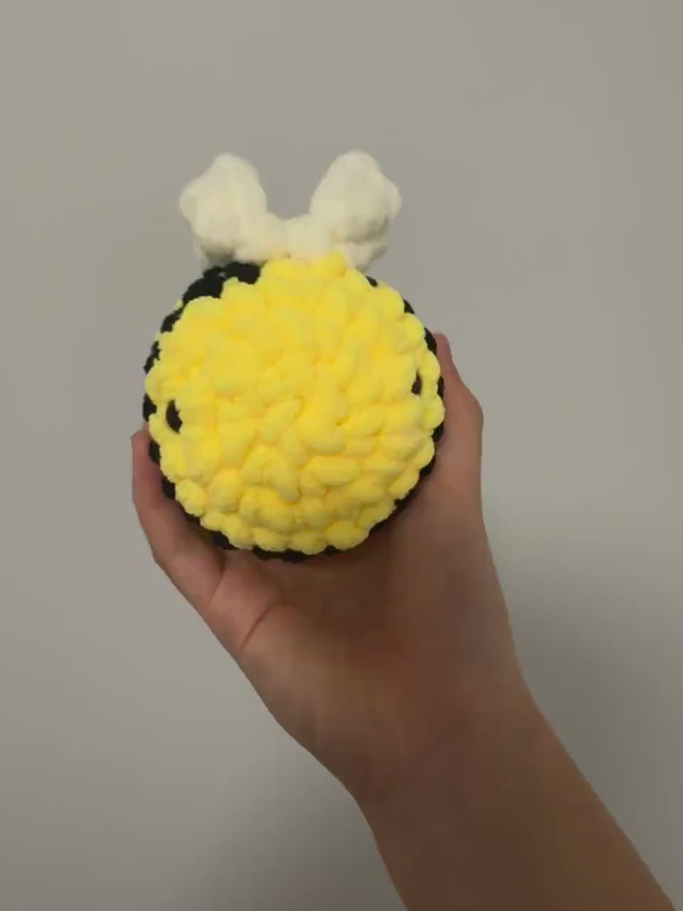 Amigurumi bee with chenille yarn